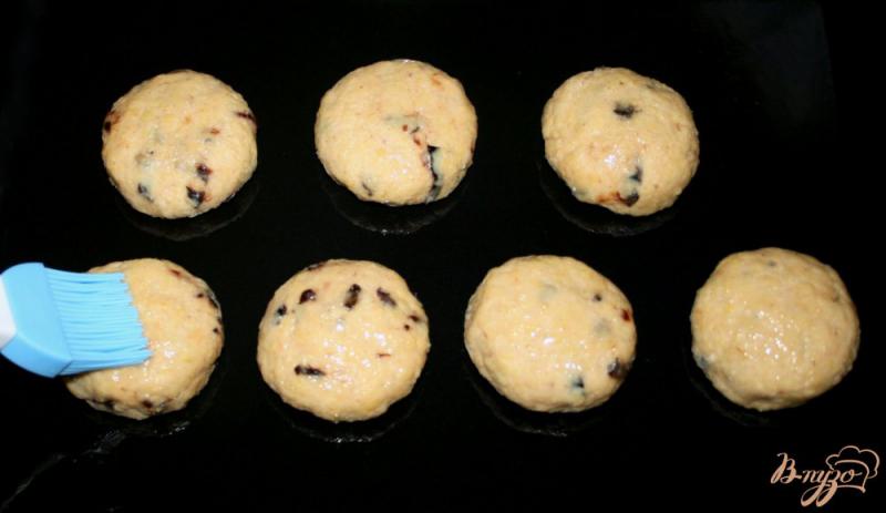 Фото приготовление рецепта: Пшенные булочки с черносливом шаг №8