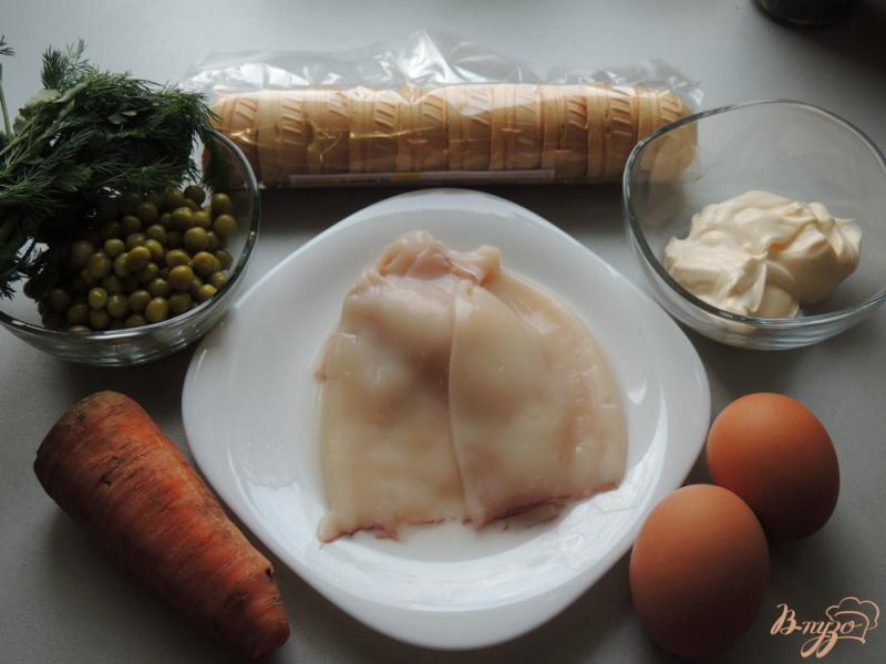 Фото приготовление рецепта: Салат из кальмаров в тарталетках шаг №1