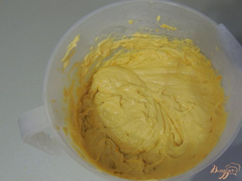 Фото приготовление рецепта: Апельсиновые кексы шаг №5