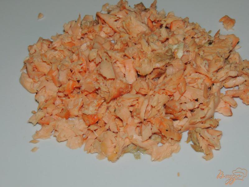 Фото приготовление рецепта: Салат с лососем шаг №3