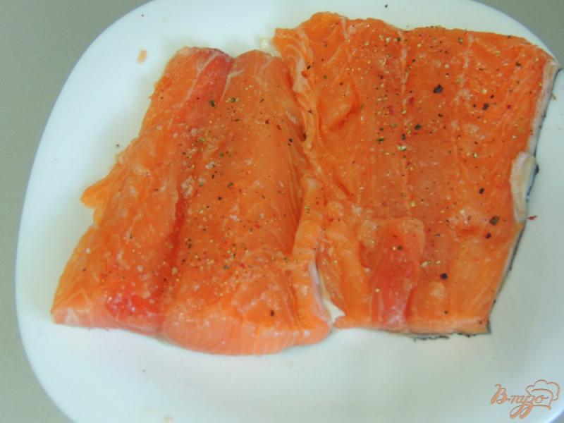 Фото приготовление рецепта: Салат с лососем шаг №1