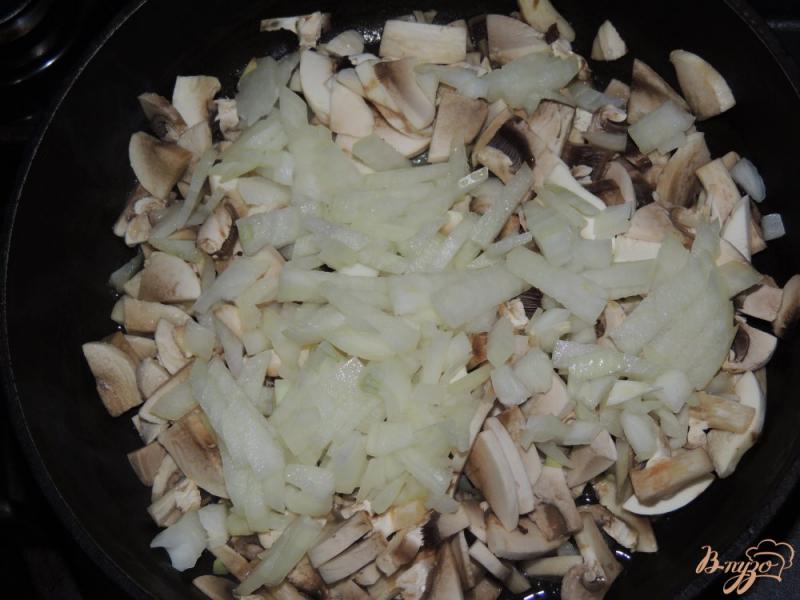 Фото приготовление рецепта: Мясной рулет с рисом и грибами шаг №2