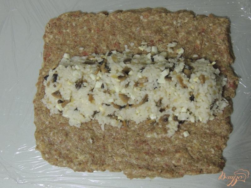 Фото приготовление рецепта: Мясной рулет с рисом и грибами шаг №4