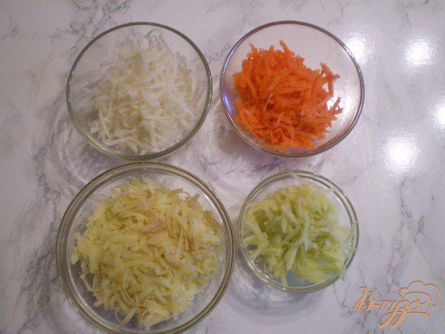 Фото приготовление рецепта: Салат овощной с черной редькой шаг №2