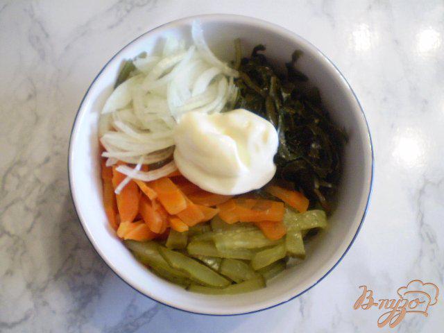 Фото приготовление рецепта: Морской салат с морковью и огурцом шаг №6