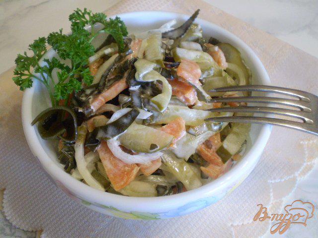 Фото приготовление рецепта: Морской салат с морковью и огурцом шаг №8