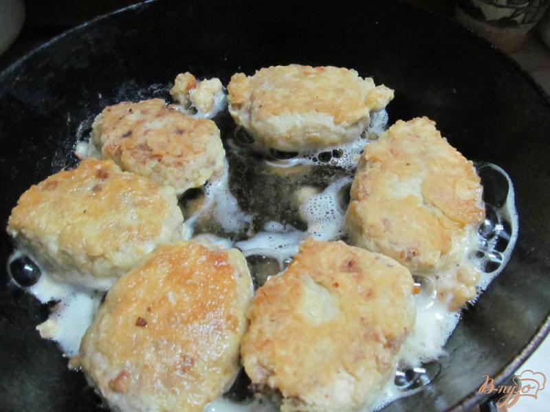 Фото приготовление рецепта: Котлеты из лосося в яйце с легким салатом шаг №7