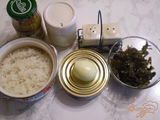 Фото приготовление рецепта: Салат рыбный с рисом шаг №1