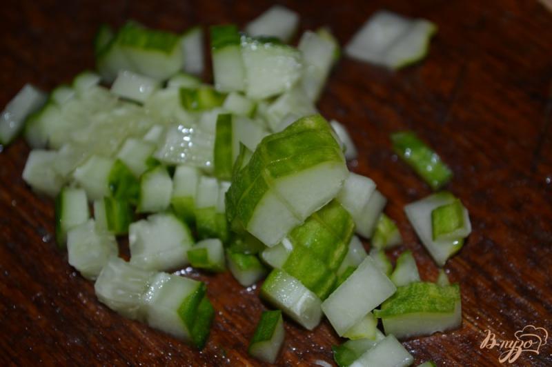 Фото приготовление рецепта: Салат из фасоли и свежего огурца шаг №4