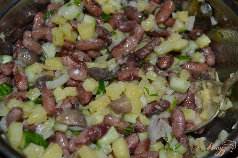 Фото приготовление рецепта: Салат из фасоли и свежего огурца шаг №7