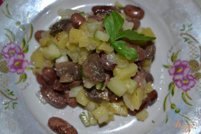 Фото приготовление рецепта: Салат из фасоли и свежего огурца шаг №8