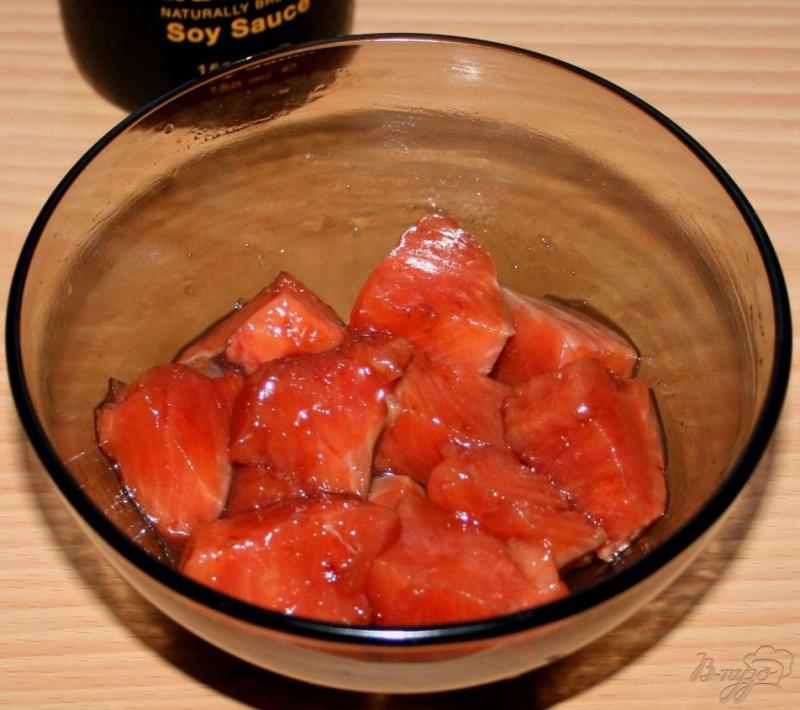 Фото приготовление рецепта: Салат с запеченным лососем в кунжутной панировке шаг №2