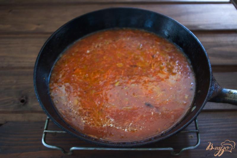 Фото приготовление рецепта: Томатный суп с мясом и макаронами шаг №4