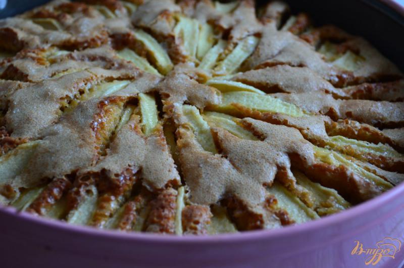 Фото приготовление рецепта: Арахисовая шарлотка с яблоками шаг №5