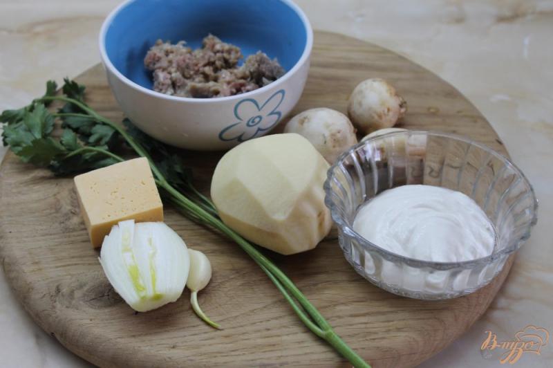Фото приготовление рецепта: Картофель с фрикадельками запеченные под сыром шаг №1