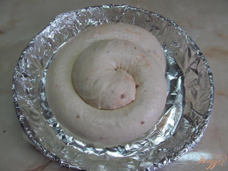 Фото приготовление рецепта: Хлеб-улитка с паприкой и кориандром шаг №15