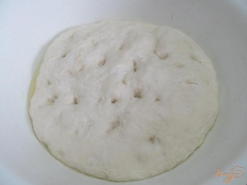 Фото приготовление рецепта: Хлеб-улитка с паприкой и кориандром шаг №7