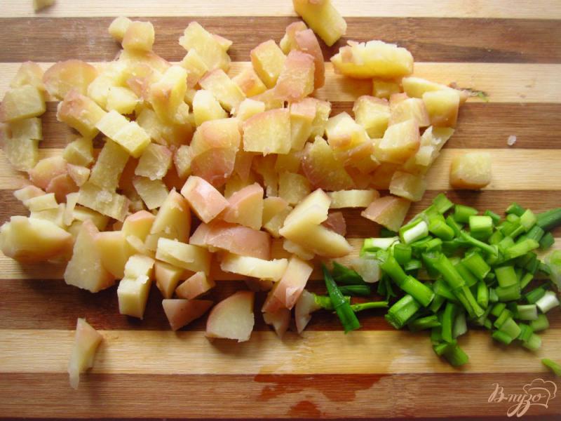 Фото приготовление рецепта: Салат с копчеными сосисками и луком в кляре шаг №1