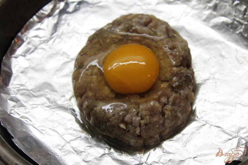 Фото приготовление рецепта: Котлета с яйцом и сыром шаг №4