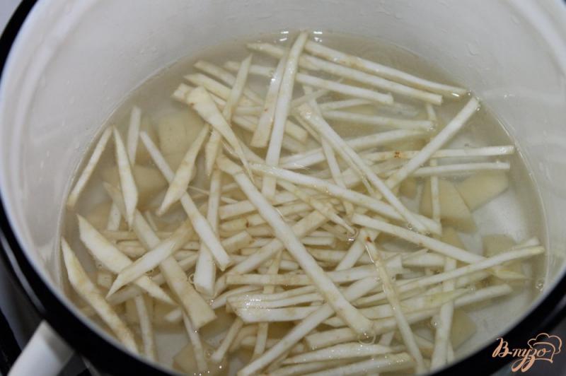 Фото приготовление рецепта: Суп с сельдереем и цветной капустой шаг №3