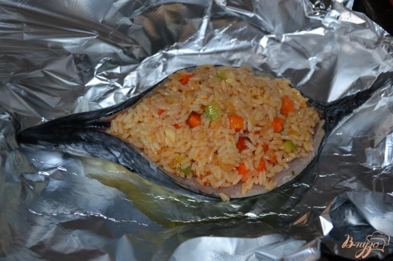Фото приготовление рецепта: Скумбрия фаршированная рисом с овощами шаг №7