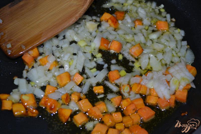 Фото приготовление рецепта: Скумбрия фаршированная рисом с овощами шаг №3