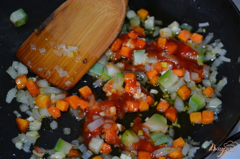 Фото приготовление рецепта: Скумбрия фаршированная рисом с овощами шаг №5