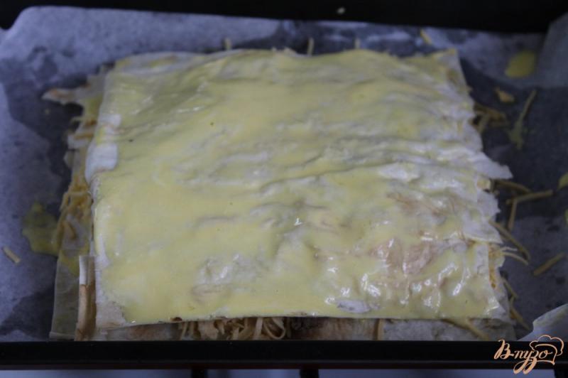 Фото приготовление рецепта: Лаваш с твердым сыром и копченой курицей шаг №6