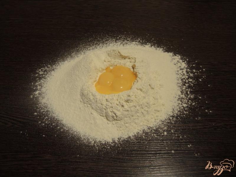Фото приготовление рецепта: Домашняя яичная лапша с курицей и овощами шаг №3
