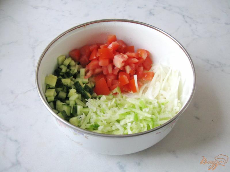 Фото приготовление рецепта: Салат с редькой, огурцом и помидором шаг №5