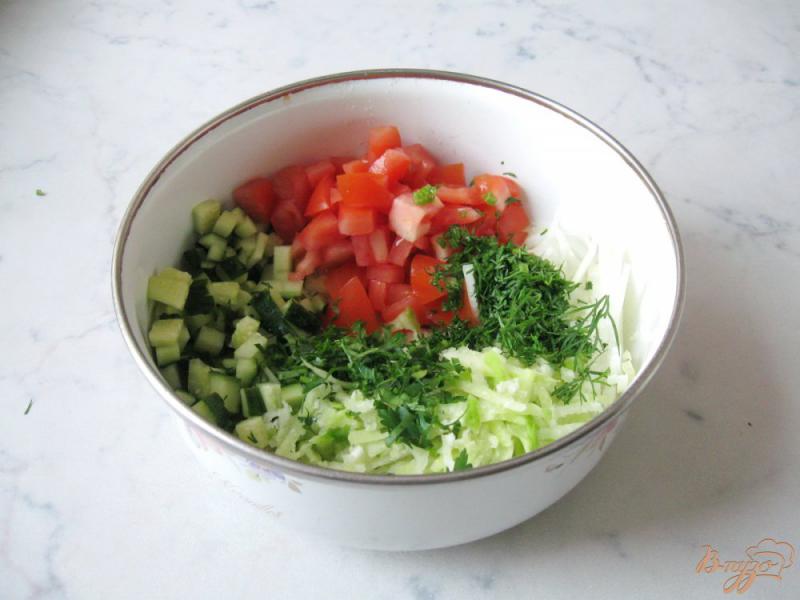 Фото приготовление рецепта: Салат с редькой, огурцом и помидором шаг №6