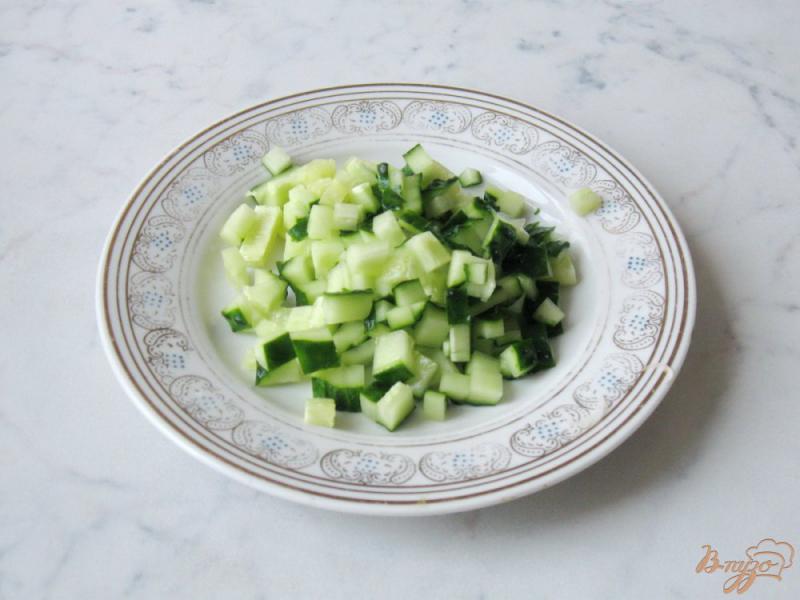 Фото приготовление рецепта: Салат с редькой, огурцом и помидором шаг №3