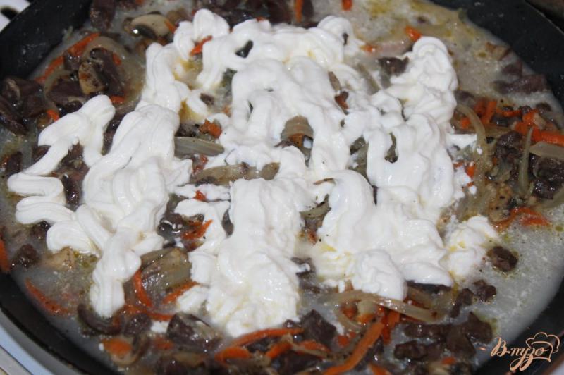 Фото приготовление рецепта: Куриные потроха тушенные с овощами в сметанном соусе шаг №6