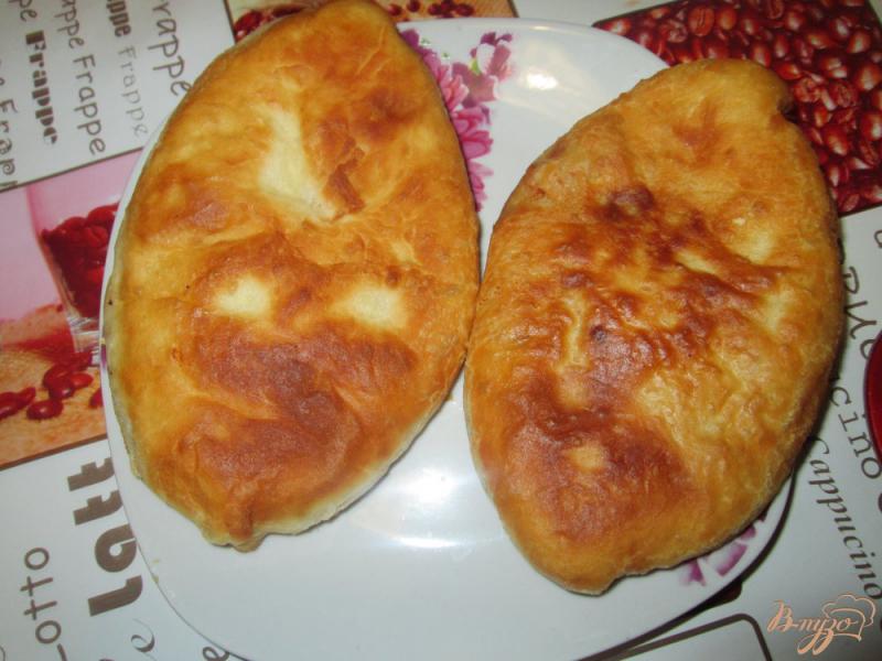 Фото приготовление рецепта: Пирожки с картошкой и фаршем на сковороде шаг №10