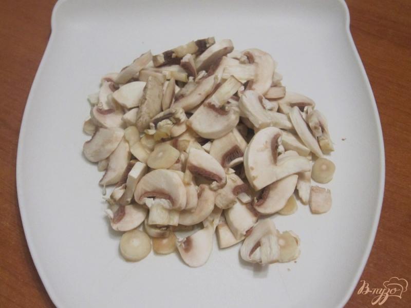 Фото приготовление рецепта: Тушенная курица со сметаной и грибами шаг №4