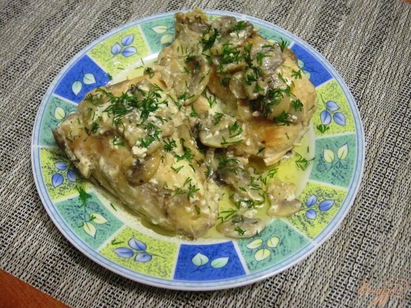 Фото приготовление рецепта: Тушенная курица со сметаной и грибами шаг №8