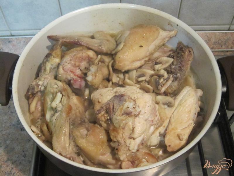 Фото приготовление рецепта: Тушенная курица со сметаной и грибами шаг №5