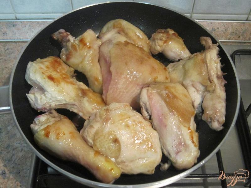 Фото приготовление рецепта: Тушенная курица со сметаной и грибами шаг №3