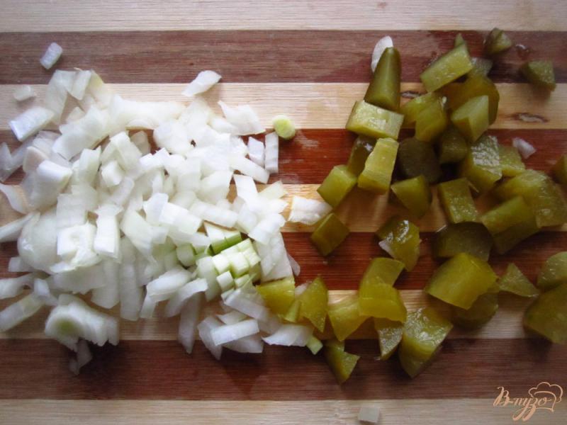 Фото приготовление рецепта: Салат со свинины и плавленым сыром шаг №4