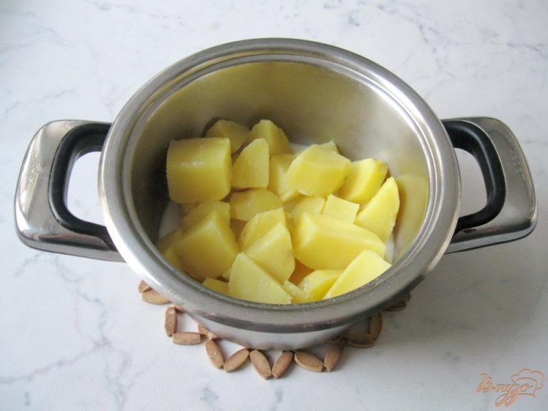 Фото приготовление рецепта: Картофельные оладьи со сметаной. шаг №2