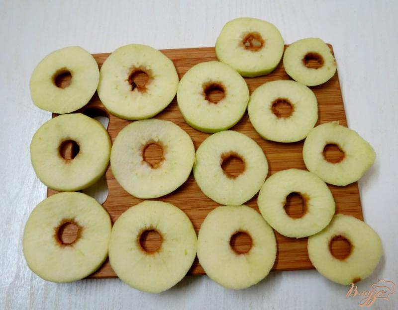 Фото приготовление рецепта: Яблочные кольца в тесте шаг №3