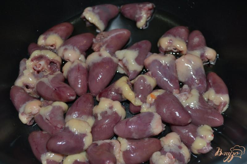 Фото приготовление рецепта: Кукурузная каша с куриными сердцами в мультиварке шаг №5