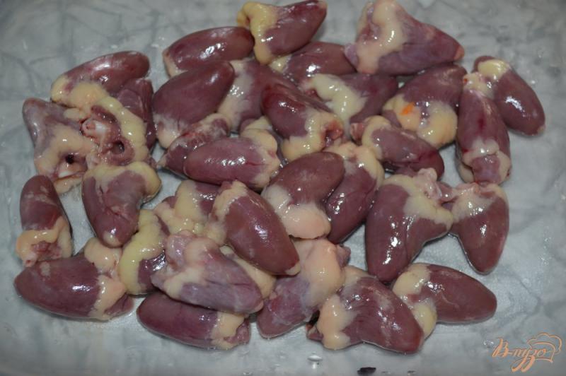Фото приготовление рецепта: Кукурузная каша с куриными сердцами в мультиварке шаг №3