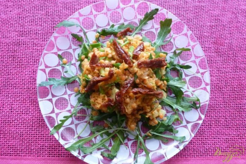 Фото приготовление рецепта: Салат из красной чечевицы с вялеными помидорами шаг №5