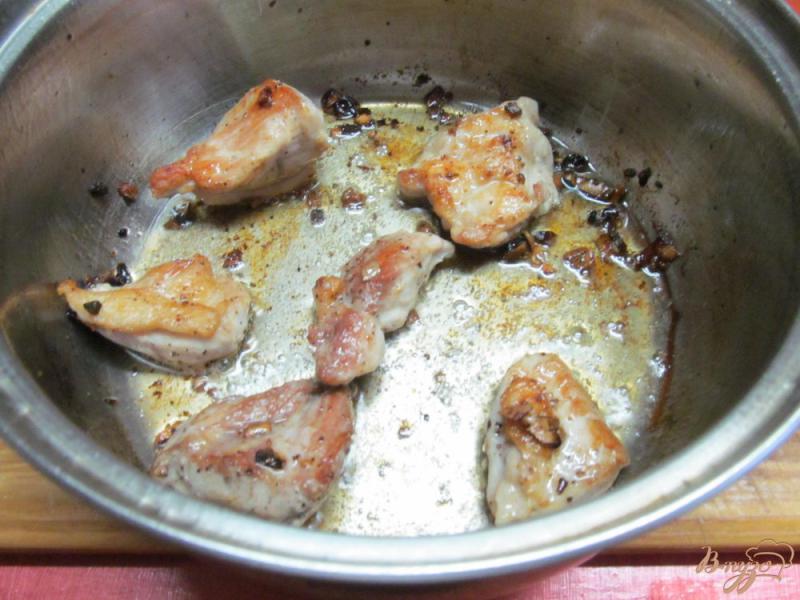 Фото приготовление рецепта: Свинина с каперсами картофелем и фасолью шаг №5