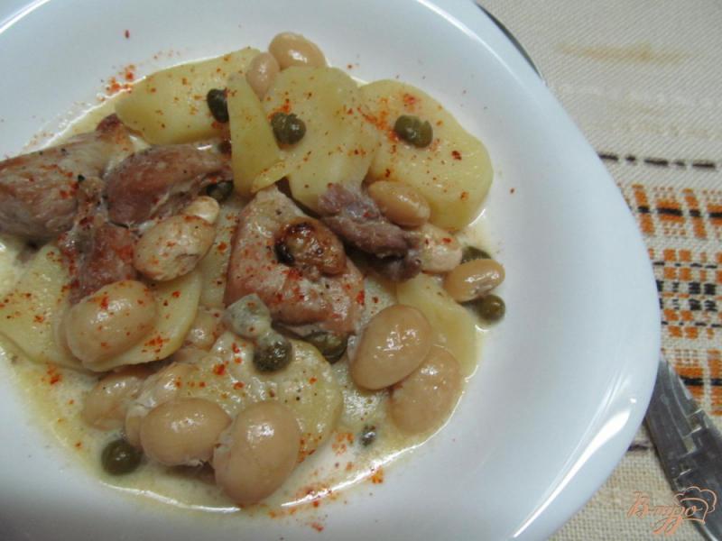 Фото приготовление рецепта: Свинина с каперсами картофелем и фасолью шаг №9