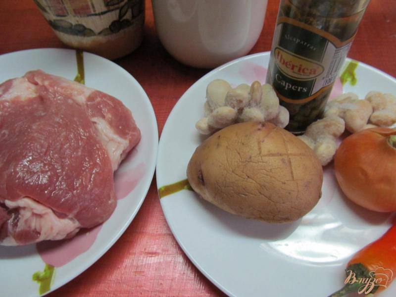 Фото приготовление рецепта: Свинина с каперсами картофелем и фасолью шаг №1