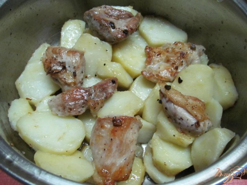 Фото приготовление рецепта: Свинина с каперсами картофелем и фасолью шаг №6
