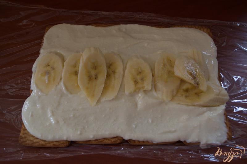 Фото приготовление рецепта: Тортик из печенья с бананом шаг №5