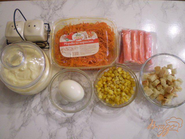 Фото приготовление рецепта: Салат к морковью и крабовыми палочками шаг №1